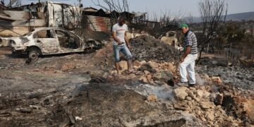 Φωτιά τώρα: Αποκαρδιωτική η εικόνα της επόμενης μέρας στη Μάνδρα – Μετρούν πληγές οι κάτοικοι