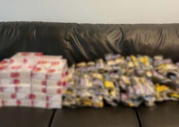 Θεσσαλονίκη: Τους τσάκωσαν με 1.310 πακέτα λαθραία τσιγάρα – Τα παρέλαβε από courier, τα έκρυβε στο μαγαζί της (φωτο)