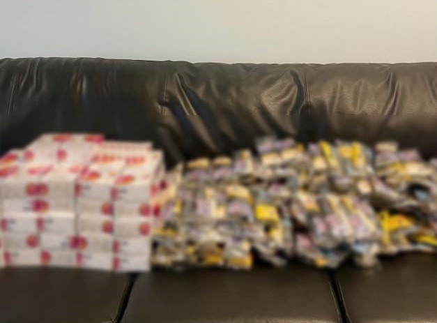 Θεσσαλονίκη: Τους τσάκωσαν με 1.310 πακέτα λαθραία τσιγάρα – Τα παρέλαβε από courier, τα έκρυβε στο μαγαζί της (φωτο)