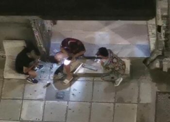 Θεσσαλονίκη: Κάνουν χρήση ναρκωτικών σε κοινή θέα – Έξω από πολυκατοικία (Βίντεο)