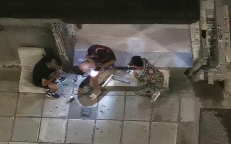 Θεσσαλονίκη: Κάνουν χρήση ναρκωτικών σε κοινή θέα – Έξω από πολυκατοικία (Βίντεο)