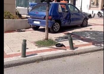 Νεάπολη: Τρελή πορεία ΙΧ σε πλατεία – Από θαύμα δεν χτύπησε κόσμος (Bίντεο)