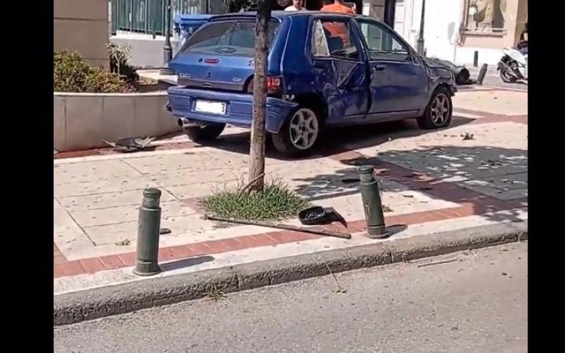 Νεάπολη: Τρελή πορεία ΙΧ σε πλατεία – Από θαύμα δεν χτύπησε κόσμος (Bίντεο)