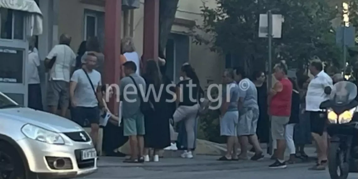 Ουρές από τα ξημερώματα για ταυτότητες στον Eυοσμο – «Είναι του διαβόλου αυτές που έρχονται»