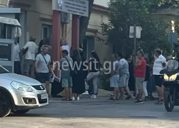 Ουρές από τα ξημερώματα για ταυτότητες στον Eυοσμο – «Είναι του διαβόλου αυτές που έρχονται»