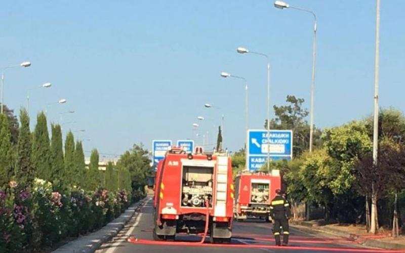 Φωτιά σε εξέλιξη δίπλα στην Εθνική Οδό Μουδανιών – Θεσσαλονίκη