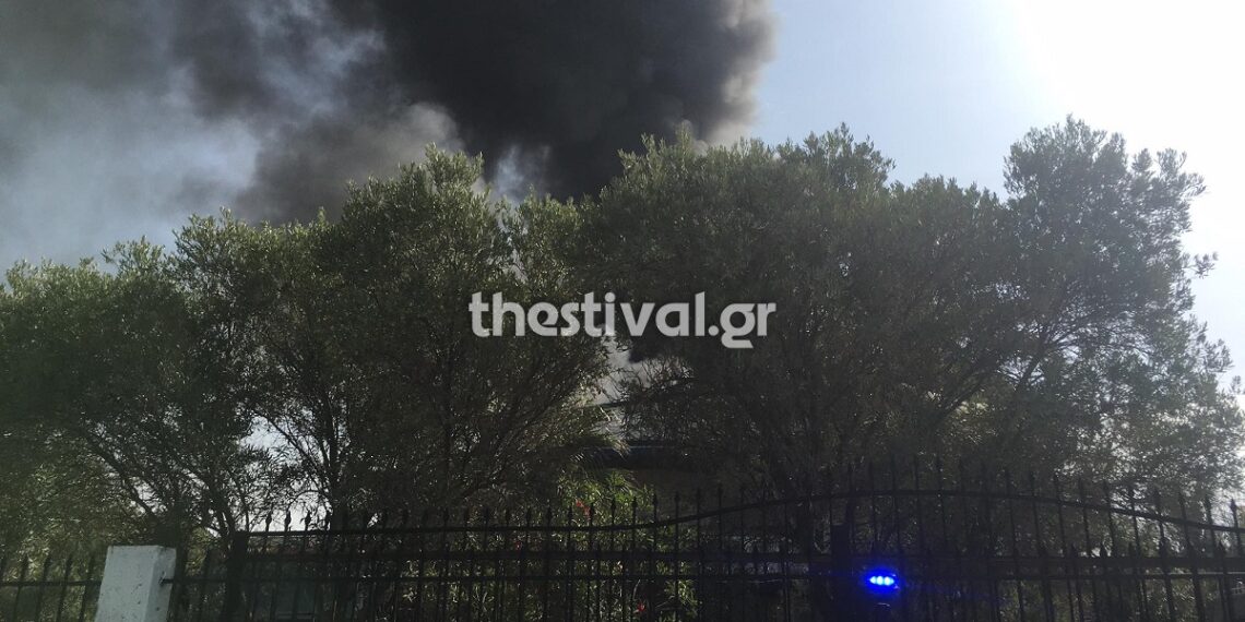 Θεσσαλονίκη: Ένας εγκαυματίας από τη μεγάλη φωτιά σε εταιρεία με χρώματα στο Καλοχώρι – Μεγάλη επιχείρηση της Πυροσβεστικής (video)