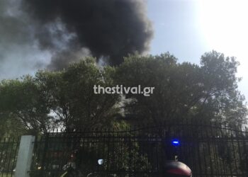 Θεσσαλονίκη: Ένας εγκαυματίας από τη μεγάλη φωτιά σε εταιρεία με χρώματα στο Καλοχώρι – Μεγάλη επιχείρηση της Πυροσβεστικής (video)