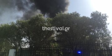 Θεσσαλονίκη: Ένας εγκαυματίας από τη μεγάλη φωτιά σε εταιρεία με χρώματα στο Καλοχώρι – Μεγάλη επιχείρηση της Πυροσβεστικής (video)