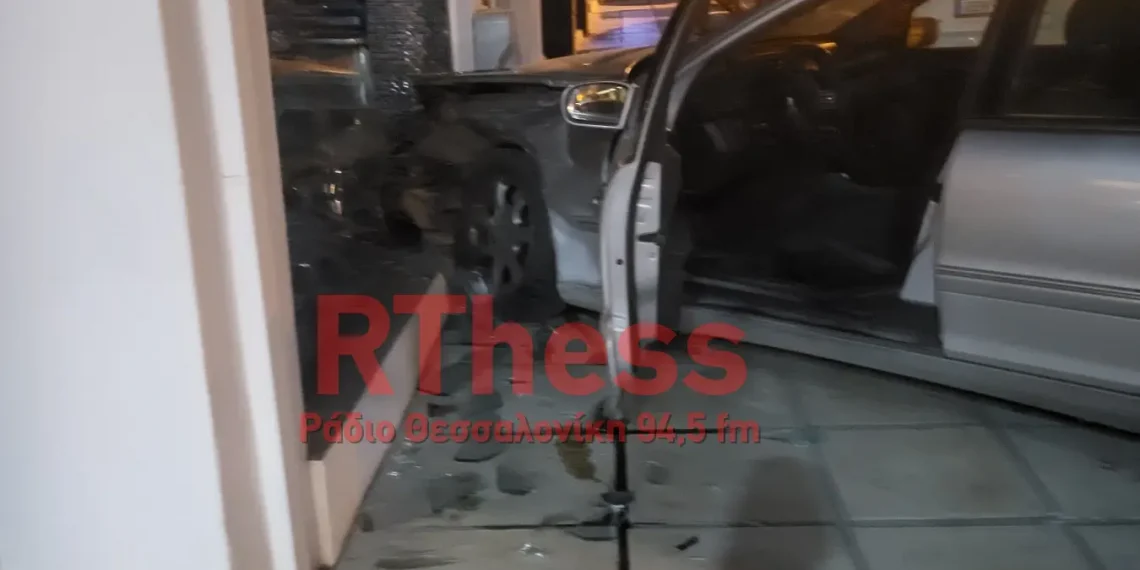 Αυτοκίνητο κατέληξε σε τζαμαρία μετά από τροχαίο στον Εύοσμο