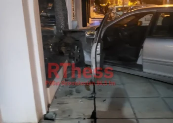 Αυτοκίνητο κατέληξε σε τζαμαρία μετά από τροχαίο στον Εύοσμο