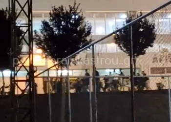 Άγρια συμπλοκή ανηλίκων στη Θεσσαλονίκη με μαχαίρια, ξύλα και πέτρες: Παρενόχλησαν κοπέλες (vid)