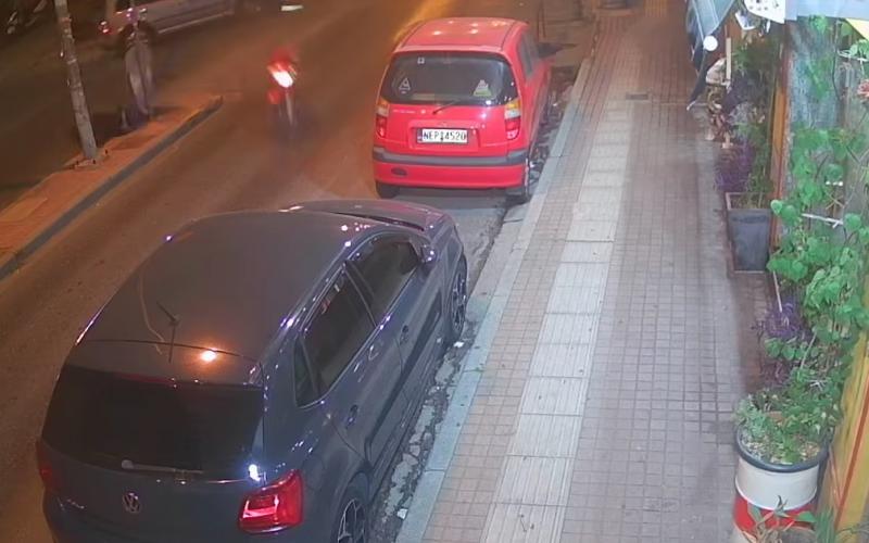Θεσσαλονίκη: Τροχαίο με εγκατάλειψη – ΙΧ χτύπησε μηχανή και έγινε καπνός (VIDEO)