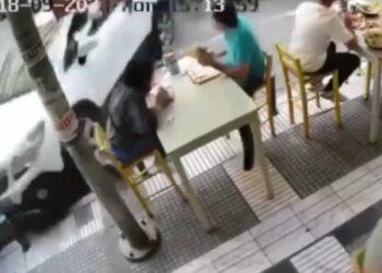 Βίντεο ντοκουμέντο: Αυτοκίνητο παραλίγο να πέσει πάνω σε θαμώνες ψητοπωλείου στη Θεσσαλονίκη