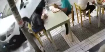 Βίντεο ντοκουμέντο: Αυτοκίνητο παραλίγο να πέσει πάνω σε θαμώνες ψητοπωλείου στη Θεσσαλονίκη