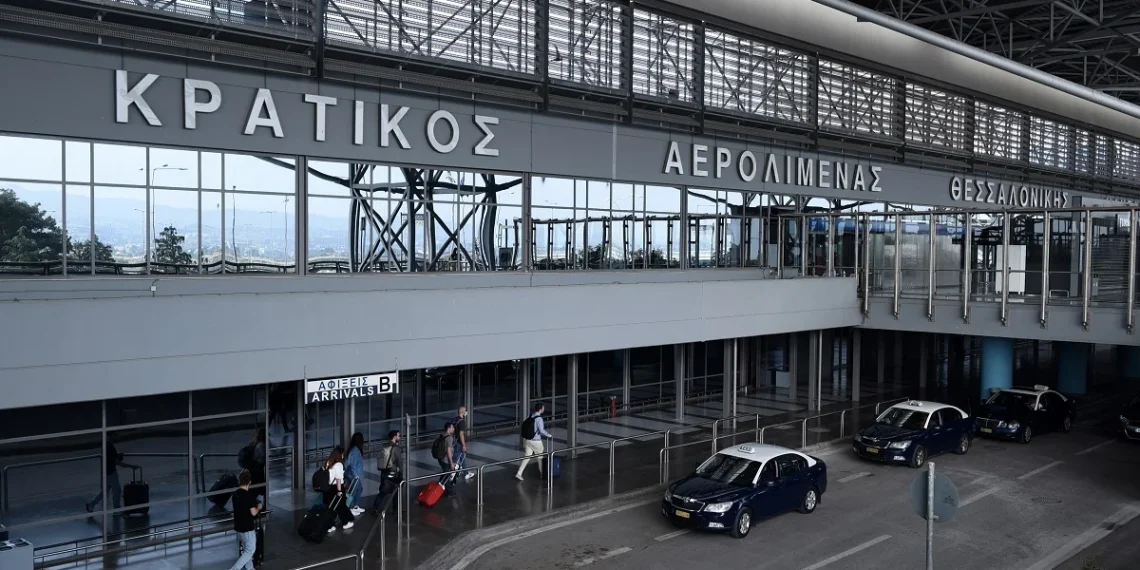 Αναγκαστική προσγείωση αεροσκάφους στη Θεσσαλονίκη – Επιβάτιδα επιτέθηκε με φωνές και μπουνιές στο πλήρωμα