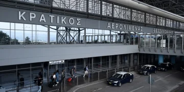 Αναγκαστική προσγείωση αεροσκάφους στη Θεσσαλονίκη – Επιβάτιδα επιτέθηκε με φωνές και μπουνιές στο πλήρωμα