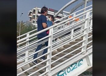 Εύοσμος: Πατέρας κουβαλά παιδί ΑμεΑ για να περάσουν πεζογέφυρα (Βίντεο)
