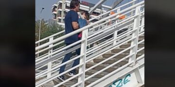 Εύοσμος: Πατέρας κουβαλά παιδί ΑμεΑ για να περάσουν πεζογέφυρα (Βίντεο)