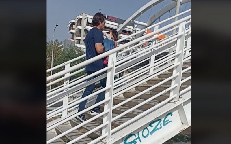Εύοσμος: Πατέρας κουβαλά παιδί ΑμεΑ για να περάσουν πεζογέφυρα (Βίντεο)
