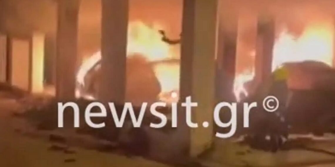 Θεσσαλονίκη: Βίντεο με τη φωτιά από γκαζάκια σε πυλωτή πολυκατοικίας στην Τούμπα