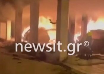 Θεσσαλονίκη: Βίντεο με τη φωτιά από γκαζάκια σε πυλωτή πολυκατοικίας στην Τούμπα
