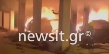 Θεσσαλονίκη: Βίντεο με τη φωτιά από γκαζάκια σε πυλωτή πολυκατοικίας στην Τούμπα