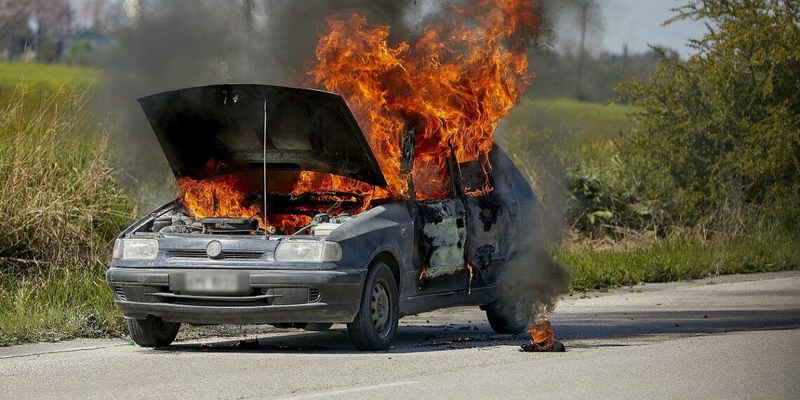 Θεσσαλονίκη: Παρανάλωμα του πυρός ΙΧ στη Σίνδο – Με εγκαύματα στο νοσοκομείο ο οδηγός