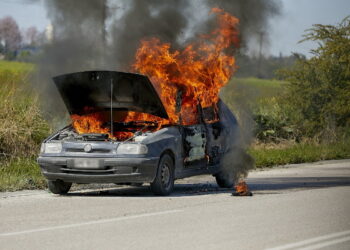Θεσσαλονίκη: Παρανάλωμα του πυρός ΙΧ στη Σίνδο – Με εγκαύματα στο νοσοκομείο ο οδηγός