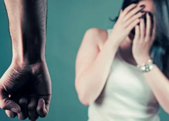 Θεσσαλονίκη: Ξυλοκόπησε με το κοντάρι της σκούπας τη σύζυγό του επειδή κλάδεψε τα λουλούδια – Καταδικάστηκε σε δύο χρόνια φυλάκιση με αναστολή