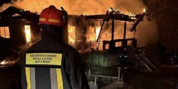 Θεσσαλονίκη: Μεγάλη φωτιά σε σπίτι – Κάηκε ολοσχερώς, σώθηκαν οι κάτοικοι (ΦΩΤΟ)