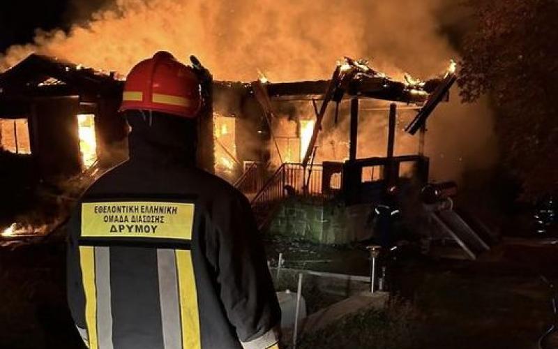 Θεσσαλονίκη: Μεγάλη φωτιά σε σπίτι – Κάηκε ολοσχερώς, σώθηκαν οι κάτοικοι (ΦΩΤΟ)