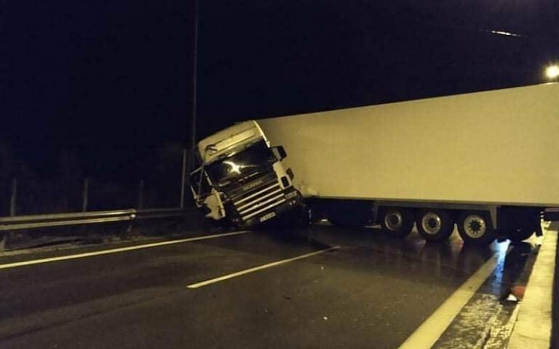 Θεσσαλονίκη: Δίπλωσε νταλίκα στην Εθνική Οδό – Έκλεισε ο δρόμος προς Καβάλα