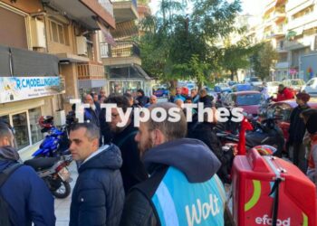 Θεσσαλονίκη: Λουλούδια από διανομείς στο σημείο που πέθανε συνάδερφός τους