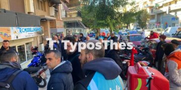 Θεσσαλονίκη: Λουλούδια από διανομείς στο σημείο που πέθανε συνάδερφός τους