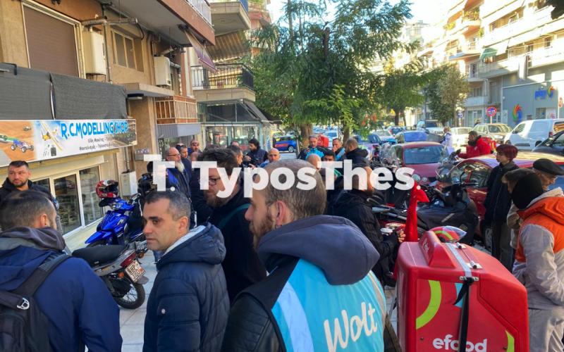 Θεσσαλονίκη: Λουλούδια από διανομείς στο σημείο που πέθανε συνάδερφός τους