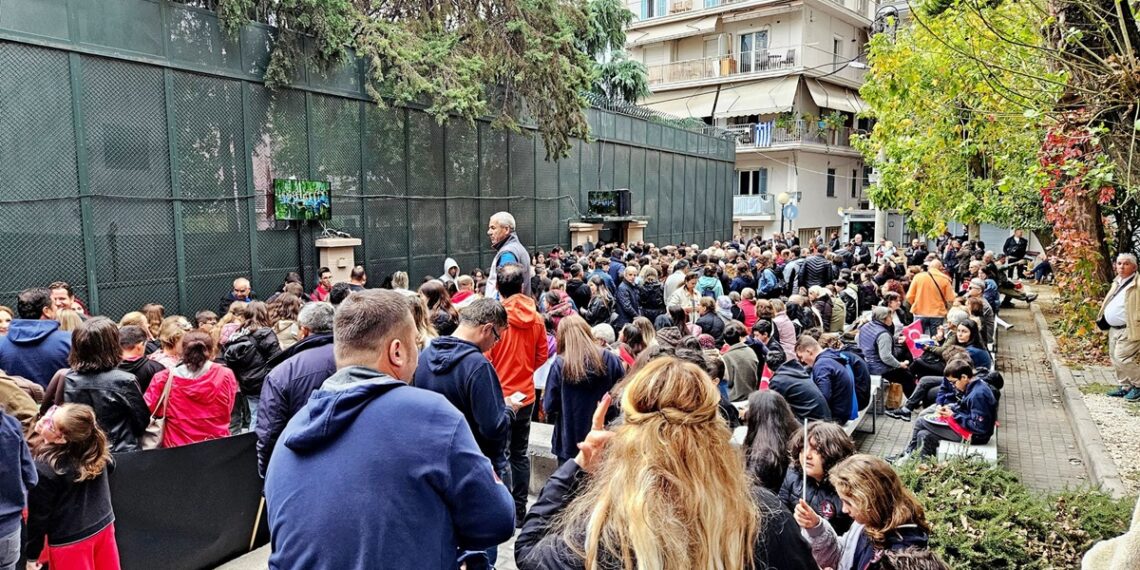 Θεσσαλονίκη: Ουρές από Τούρκους στο σπίτι του Κεμάλ Ατατούρκ – Γέμισε με λεωφορεία η Αγ. Δημητρίου (φωτο)