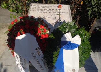 Κόκκινα γαρύφαλλα στο Μνημείο για τους νεκρούς του Πολυτεχνείου στο Ελευθέριο Κορδελιό