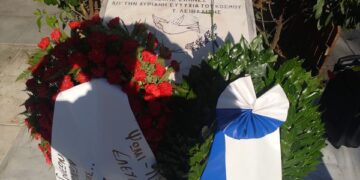 Κόκκινα γαρύφαλλα στο Μνημείο για τους νεκρούς του Πολυτεχνείου στο Ελευθέριο Κορδελιό