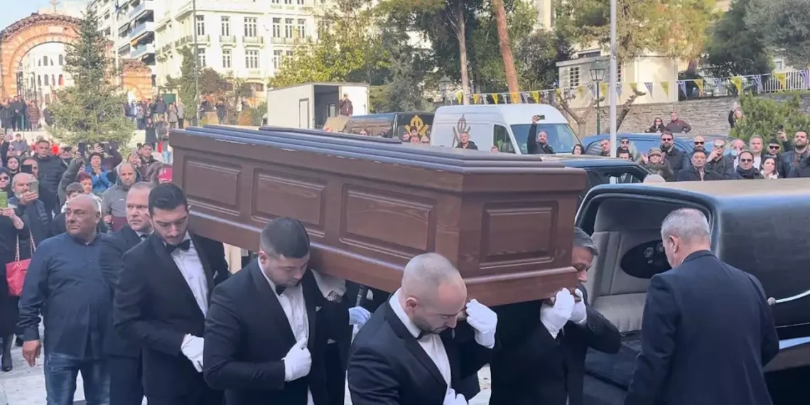 Η Θεσσαλονίκη αποχαιρετά τον Βασίλη Καρρά – Ουρές για το λαϊκό προσκύνημα, δείτε live