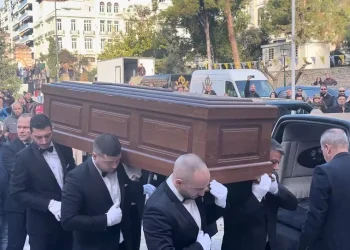 Η Θεσσαλονίκη αποχαιρετά τον Βασίλη Καρρά – Ουρές για το λαϊκό προσκύνημα, δείτε live