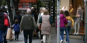 Θεσσαλονίκη: Πότε ξεκινά το εορταστικό ωράριο των καταστημάτων – Ποιες Κυριακές θα είναι ανοιχτά τα μαγαζιά