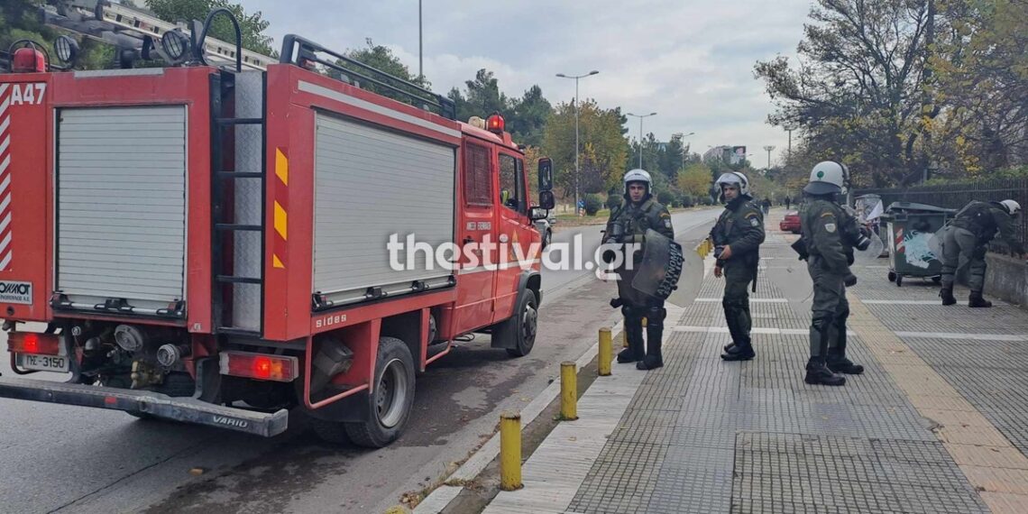 Επίθεση κουκουλοφόρων με μολότοφ σε διμοιρία των ΜΑΤ στο ΑΠΘ (φωτο & video)