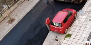 Θεσσαλονίκη: Οδηγός… ξέχασε το αυτοκίνητό του σε δρόμο που γινόταν ασφαλτόστρωση (φωτο)
