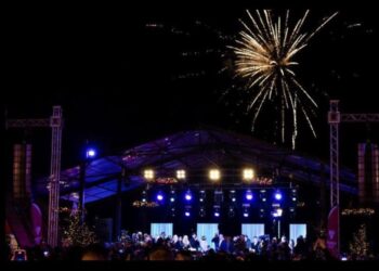 Με φαναράκια και πυροτεχνήματα η υποδοχή του 2024 στη Θεσσαλονίκη