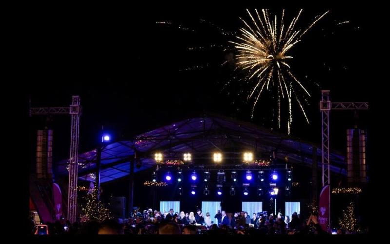 Με φαναράκια και πυροτεχνήματα η υποδοχή του 2024 στη Θεσσαλονίκη