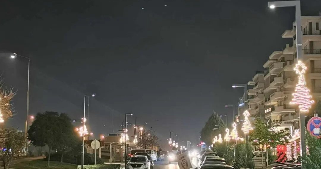 Οι έμποροι του Ευόσμου συνέβαλαν στον γιορτινό στολισμό της Αντώνη Τρίτση