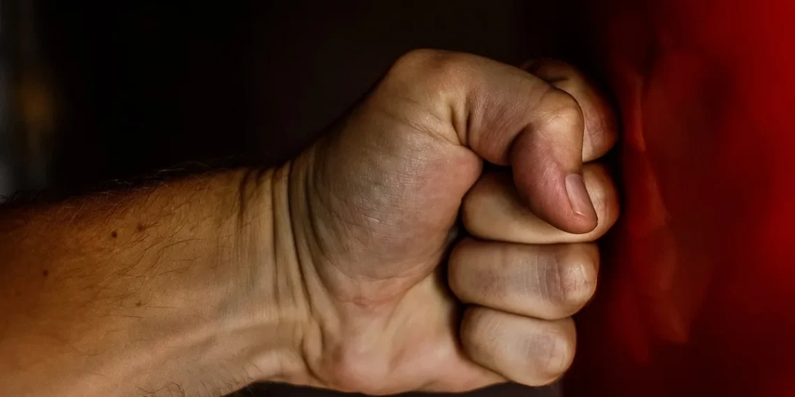 Θεσσαλονίκη: Ξυλοκόπησε την πρώην σύντροφό του έξω από το σχολείο της κόρης τους – Την κλωτσούσε στα γεννητικά όργανα