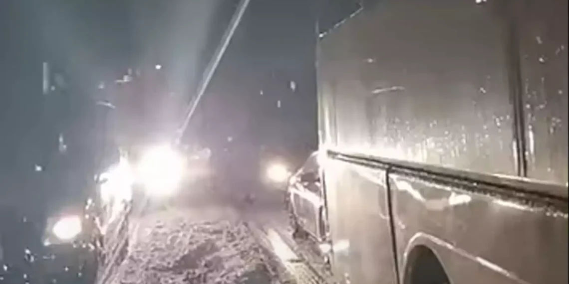 Ταλαιπωρία για 100 Θεσσαλονικείς – Απεγκλωβίστηκαν μετά από 17 ώρες στα χιόνια, στον δρόμο προς Βιέννη