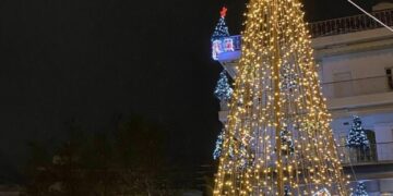 Άναψε το χριστουγεννιάτικο δέντρο στον Εύοσμο